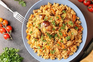 Плов из круглозерного риса со свиной грудинкой и овощами