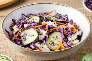 Салат из красной капусты и огурца с кунжутной заправкой