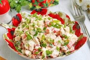 Салат из курицы с помидорами и кремовой заправкой