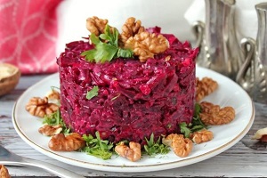 Салат из свеклы с орехами и кинзой