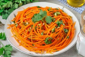 Салат из свежей моркови с кинзой