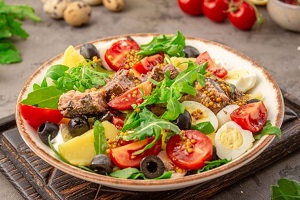 Салат Нисуаз с рукколой