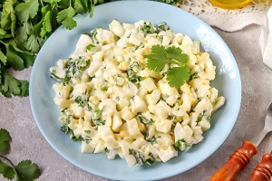 Салат с кальмарами и кинзой