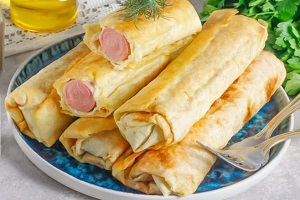 Сосиски в лаваше с сыром на сковороде