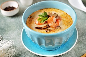Суп Том ям с курицей и креветками