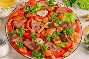 Теплый салат с печенью кролика