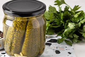 Хрустящие вареные маринованные огурцы