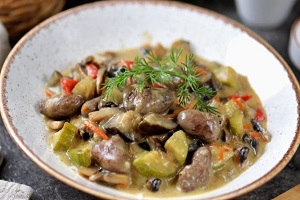 Куриные сердечки тушеные с овощами в молоке