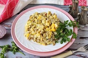 Салат с говяжьей печенью картофелем и солеными огурцами