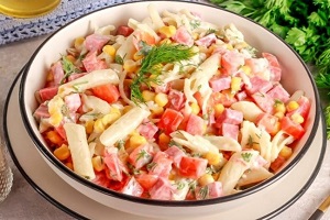 Салат с копченой колбасой и макаронами
