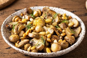 Шампиньоны с кедровыми орешками