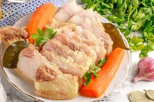 Вареные свиные щечки со специями