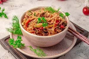 Вок с фунчозой и курицей