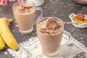 Десерт из ряженки с бананом и какао