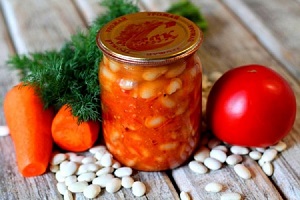 Греческий салат с фасолью на зиму