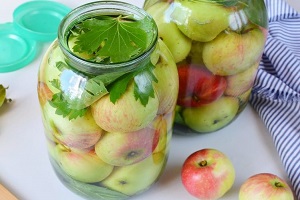 Яблоки консервированные в банках