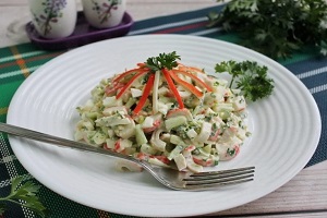 Салат из крабовых палочек с луком и зеленью