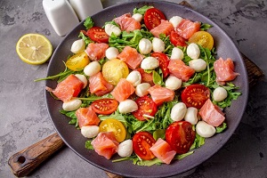 Салат с семгой моцареллой и рукколой