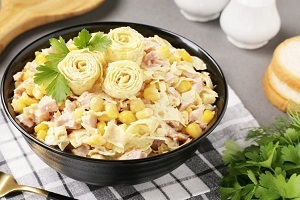 Блинный салат с копченой курицей