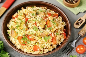 Ближневосточный плов с курицей и помидорами