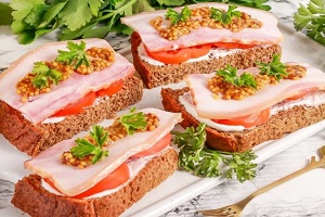 Бутерброды с беконом и горчицей