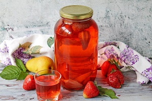 Компот из клубники с грушей на зиму