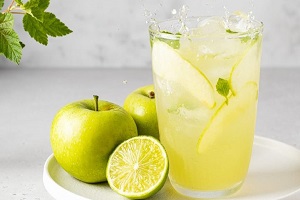 Лимонад с зеленым яблоком и лаймом