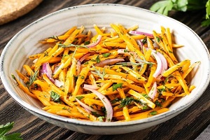 Морковный салат с красным луком и зеленью