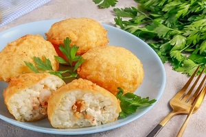 Рисовые шарики с креветками и творожным сыром