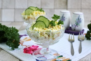 Салат Прованс с кукурузой и колбасным сыром