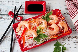 Салат с фунчозой и креветками