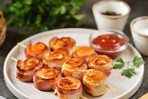 Шашлычки-рулетики из курицы и бекона на сковороде