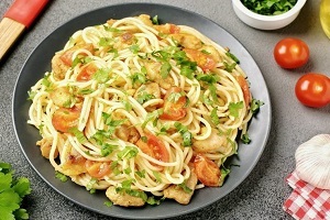 Спагетти с курицей и помидорами черри