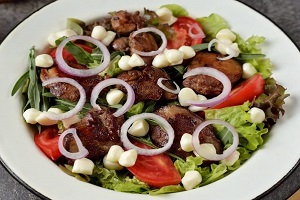 Теплый салат из куриной печени с рукколой