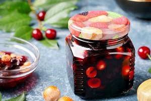 Варенье из вишни с орехами