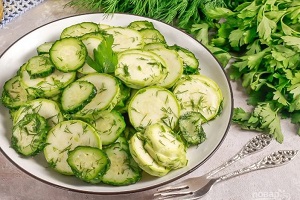Быстрые малосольные огурцы с кабачками