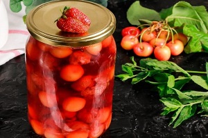 Компот из клубники и черешни на зиму