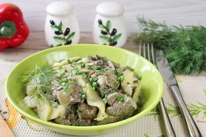 Куриная печень с луком и белым вином