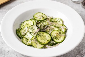 Огуречный салат с красным луком и укропом