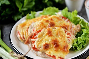 Отбивные из индейки запеченные с помидорами и сыром