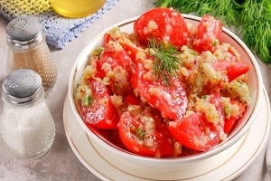 Пикантная закуска из помидоров