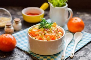 Салат с крабовыми палочками и мандаринами