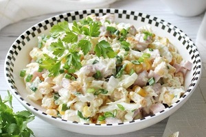Салат с ветчиной кукурузой и сухариками