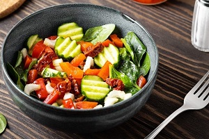 Салат с вялеными томатами и маринованным перцем