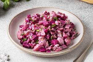 Салат со свеклой и маринованным луком