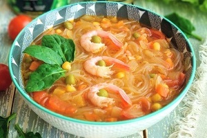 Суп с фунчозой и креветками