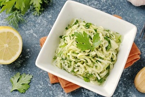 Свежий кабачок маринованный лимоном