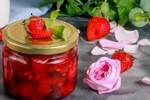 Варенье из клубники с лепестками роз