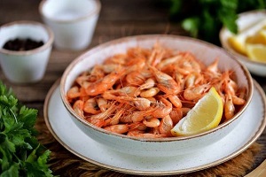 Вареные креветки с лимоном