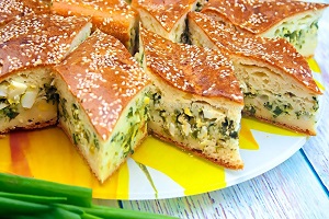 Заливной пирог с яйцом и зелёным луком